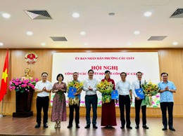 UBND PHƯỜNG CẦU GIẤY: CÔNG BỐ VÀ TRAO QUYẾT ĐỊNH VỀ CÔNG TÁC CÁN BỘ