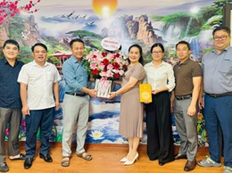 Lãnh đạo xã Hoài Đức chúc mừng Trung tâm Dịch vụ tổng hợp xã nhân Ngày Báo chí Cách mạng Việt Nam 21/6