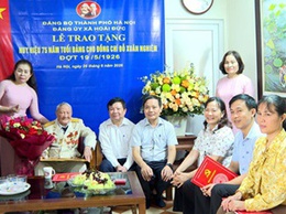 Đồng chí Trần Văn Nghĩa-Phó Bí thư Thường trực Đảng ủy xã trao huy hiệu 75 năm tuổi Đảng tại nhà riêng cho đảng viên lão thành