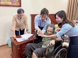 Tổ hành chính công xung kích Hoài Đức đến tận nhà hỗ trợ người yếu thế làm giấy ủy quyền lương hưu
