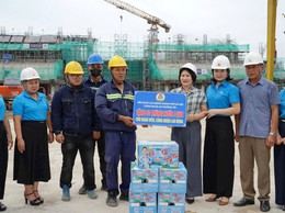 Lãnh đạo xã Thường Tín động viên công nhân thi công dự án trọng điểm
