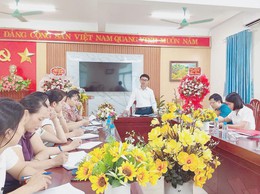 Đoàn giám sát của Đảng ủy xã Cổ Đô làm việc và giám sát việc thực hiện chỉ thị số 09-CT/TU tại chi bộ trường mầm non Phong Vân