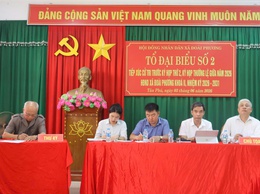 Đồng chí Bí thư Đảng ủy xã Đoài Phương tiếp xúc cử tri trước kỳ họp thứ 2 HĐND xã khóa II nhiệm kỳ 2026 - 2031