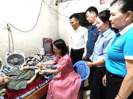 Nhóm “Vòng tay yêu thương” trao quà cho các gia đình có hoàn cảnh khó khăn tại thôn Tân Phú