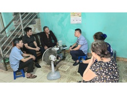 MTTQ phường Long Biên tuyên truyền, vận động hộ gia đình ông Nguyễn Ngọc Quang thực hiện bàn giao mặt bằng tại dự án xây dựng tuyến đường 13,5m