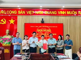 XÃ TRUNG GIÃ: CÔNG BỐ VÀ TRAO QUYẾT ĐỊNH VỀ CÔNG TÁC CÁN BỘ ĐỐI VỚI NGÀNH GIÁO DỤC
