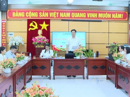 Đồng chí Phó Bí thư thường trực Đảng ủy xã dự sinh hoạt Chi bộ trường Mầm non Hát Môn