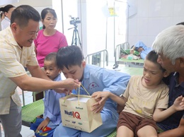 Trao yêu thương - Gửi niềm tin tới những bệnh nhi khó khăn tại Bệnh viện Đa khoa Vân Đình