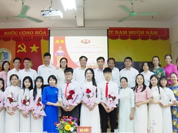 07 HỌC SINH TRƯỜNG THPT ỨNG HÒA B VINH DỰ ĐƯỢC ĐỨNG TRONG HÀNG NGŨ CỦA ĐẢNG.
