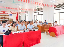 Đồng chí Phùng Văn Tài- Phó Bí thư Thường trực Đảng uỷ xã Quốc Oai dự sinh hoạt chi bộ tại thôn Phúc Đức