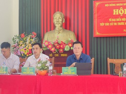 Đồng chí Bí thư Đảng ủy Trần Đức Hải tiếp xúc cử tri trước Kỳ họp thứ hai HĐND xã Hương Sơn khóa XXI