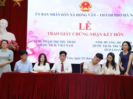 UBND xã Hồng Vân trang trọng tổ chức lễ trao giấy chứng nhận kết hôn cho 02 cặp đôi có yếu tố nước ngoài