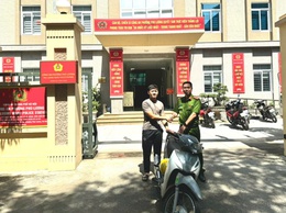 Hành động đẹp vì nhân dân phục vụ: Công an phường Phú Lương trao trả tài sản bị mất