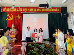 Chi bộ Trường Mầm non Nam Phương Tiến tổ chức lễ kết nạp đảng viên mới