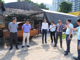 Bí thư Đảng ủy xã Gia Lâm Lê Ngọc Anh kiểm tra hiện trường các dự án giao thông trên địa bàn