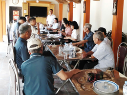 Lãnh đạo Trung tâm Dịch vụ tổng hợp xã Hát Môn làm việc về công tác tiếp nhận, quản lý Di tích Quốc gia Đặc biệt Đình Hạ Hiệp và Quán Hạ