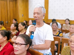 Bí thư Đảng ủy, Chủ tịch HĐND phường Nguyễn Minh Tuân tiếp xúc cử tri trước kỳ họp thứ 2 HĐND phường khóa II