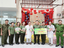 Công an phường Phương Liệt tổ chức chương trình “Suất quà yêu thương”