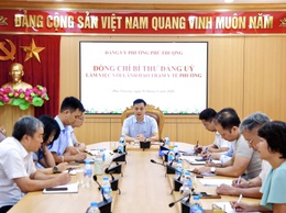 Đồng chí Bí thư Đảng ủy phường làm việc với Trạm Y tế phường Phú Thượng