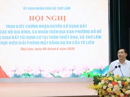 XÃ THƯ LÂM TRAO GIẤY CHỨNG NHẬN QUYỀN SỬ DỤNG ĐẤT CHO 48 HỘ DÂN PHƯỜNG BỒ ĐỀ ĐƯỢC GIAO ĐẤT TÁI ĐỊNH CƯ TẠI THÔN THIẾT ÚNG, THỰC HIỆN GIẢI PHÓNG MẶT BẰNG DỰ ÁN CẦU TỨ LIÊN