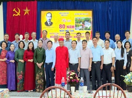 Đồng chí Trần Văn Nghĩa-Phó Bí thư Thường trực Đảng ủy xã dự lễ kỷ niệm 80 năm ngày mất cụ Nguyễn Đình Khánh, Tổ nghề nhiếp ảnh Lai Xá