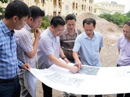 Đồng chí Nguyễn Thanh Bình - Bí thư Đảng uỷ, Chủ tịch HĐND xã, Trưởng Ban Chỉ đạo công tác giải phóng mặt bằng xã kiểm tra thực địa một số dự án