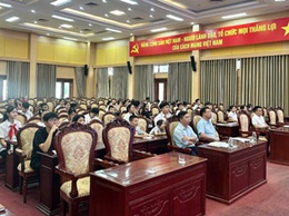 Đồng chí Nguyễn Thanh Bình - Bí thư Đảng ủy, Chủ tịch HĐND xã gặp gỡ, lắng nghe tâm tư của các đại biểu trẻ em trước Kỳ họp giả định HĐND trẻ em năm 2026