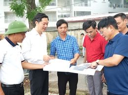 Đồng chí Bí thư Đảng uỷ đi kiểm tra, đôn đốc tiến độ triển khai, thi công một số dự án đầu tư công trọng điểm trên địa bàn xã