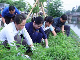 MTTQ XÃ VÂN ĐÌNH RA QUÂN HƯỞNG ỨNG PHONG TRÀO “TOÀN DÂN CHUNG TAY BẢO VỆ MÔI TRƯỜNG, VÌ THỦ ĐÔ XANH - SẠCH - ĐẸP”