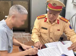 Xử phạt tài xế xe tải làm rơi vãi bùn đất ra đường Võ Chí Công khiến người đi xe máy trượt ngã