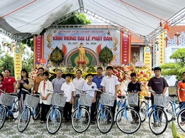 Chùa Linh Thông, chùa Trung Hưng xã An Khánh trao quà cho người có hoàn cảnh khó khăn nhân mùa Phật đản