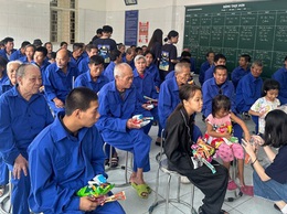 Nhóm học sinh trong Dự án Trang Hoa thăm, giao lưu và tặng quà đối tượng tại Trung tâm Công tác xã hội và Quỹ Bảo trợ trẻ em Hà Nội