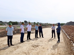 Đồng chí Chủ tịch UBND xã Xuân Mai Nguyễn Anh Đức kiểm tra tiến độ thực hiện Dự án tái định cư Đồng Chằm