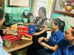 Đoàn thanh niên xã Thượng Phúc thăm tặng quà em Nguyễn Việt Hà có hoàn cảnh đặc biệt khó khăn