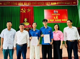 Chi bộ thôn Duyên Ứng kết nạp 2 đoàn viên ưu tú vào Đảng Cộng sản Việt Nam
