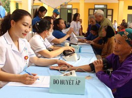 Khám, chăm sóc sức khỏe, cấp thuốc phục vụ đối tượng chính sách trên địa bàn xã Hòa Phú năm 2026