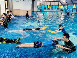 Sôi nổi các khóa phổ cập bơi mùa hè cho trẻ em phường Hoàng Mai