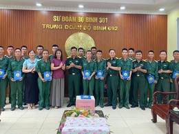Lãnh đạo xã Nội Bài thăm động viên chiến sĩ mới tại Trung đoàn BB 692