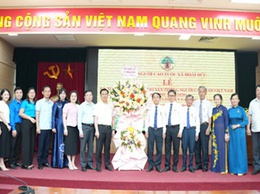Lãnh đạo xã Hoài Đức tặng hoa chúc mừng Hội Người Cao tuổi xã nhân kỷ niệm 85 năm ngày truyền thống Người cao tuổi Việt Nam (6/6/1941-6/6/2026)