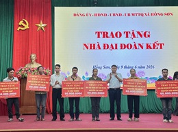 Xã Hồng Sơn sơ kết công tác Mặt trận 6 tháng đầu năm; trao kinh phí hỗ trợ xây dựng nhà Đại đoàn kết và ra mắt Tổ tư vấn phản biện xã hội
