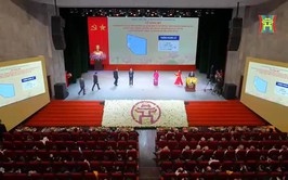 Các đồng chí lãnh đạo phường Cầu Giấy nhận Quyết định thành lập phường Cầu Giấy (mới) tại Lễ công bố Nghị quyết của Ủy ban thường vụ Quốc hội về sắp xếp các đơn vị hành chính cấp xã