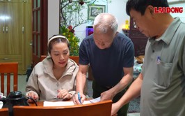 Đi từng ngõ, gõ cửa từng nhà phát thẻ cử tri bất kể ngày đêm