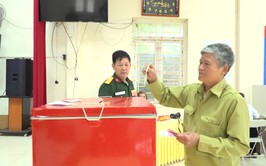 Cử tri xã Yên Xuân hồ hởi, phấn khởi, vui mừng đi bỏ phiểu bầu cử trong ngày hội của Non sông, Đất nước.. Cụ bà Đinh Thị Nhượng cử tri 102 tuổi chia sẻ 