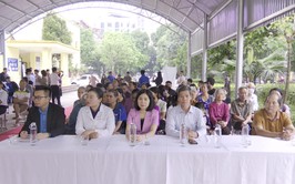 Hòa Lạc: Khám bệnh, cấp phát thuốc miễn phí cho 250 người cao tuổi, người khuyết tật và các hộ gia đình có hoàn cảnh khó khăn trên địa bàn xã.