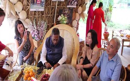 Phú Nghĩa: Làng nghề mây tre đan Phú Vinh đón đoàn Hội đồng Thủ công Thế Giới tới thăm và làm việc