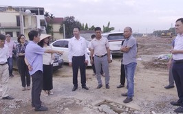 Lãnh đạo UBND xã Hòa Lạc kiểm tra thực địa công tác giải phóng mặt bằng Dự án đầu tư xây dựng tuyến đường cao tốc Đại lộ Thăng Long kéo dài