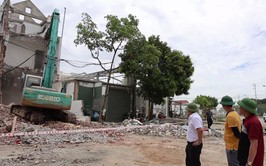 Tin truyền hình: Xã Phú Nghĩa huy động nhân lực, máy móc tập trung tháo dỡ công trình đẩy nhanh tiến độ bàn giao mặt bằng Dự án cải tạo, nâng cấp Quốc lộ 6 đoạn Ba La - Xuân Mai