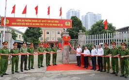 Công an phường Hoàng Liệt đón nhận Quyết định của Bộ trưởng Bộ Công an và gắn biển 