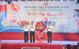 Làng nghề Mộc xã Liên Hà tuyên dương khen thưởng giáo viên, học sinh có thành tích cao và học sinh đỗ vào các trường Đại học.