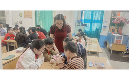 Cô giao Nguyên Thi Hoa tâm gương người tốt việc tốt cua trương Tiêu hoc Đinh Công